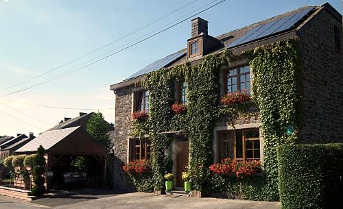Stenen gevel met klimop van het huis Ardennes Woods in Hargimont