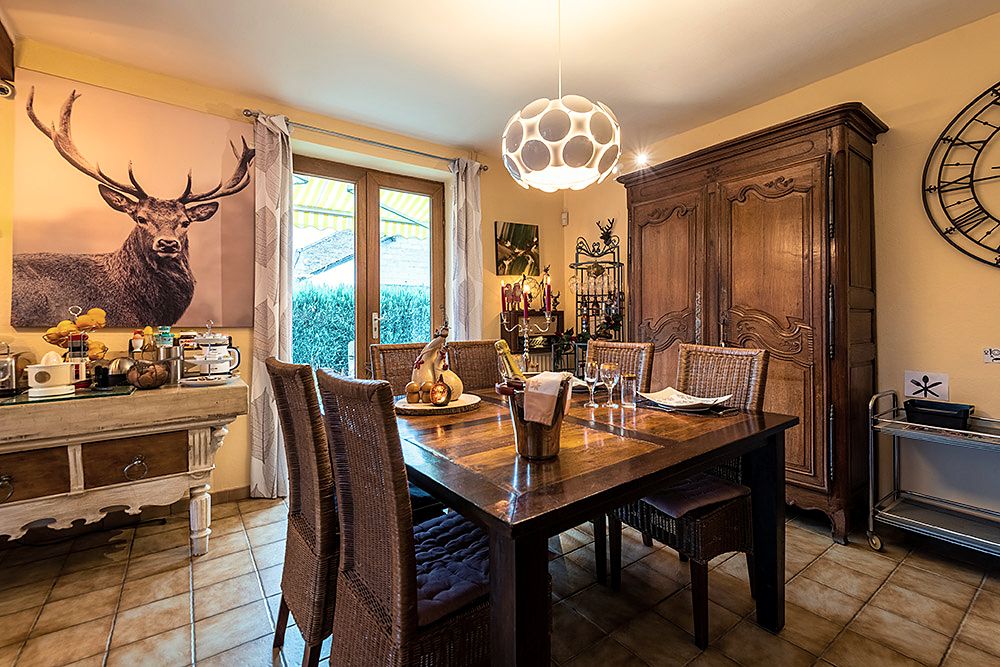 De eetkamer met grote houten tafel