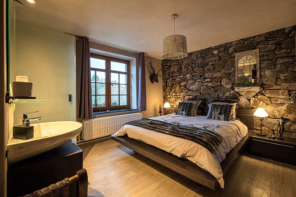 Kamer Stones: tweepersoonsbed voor een stenen muur, wastafel en raam