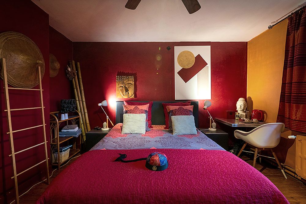 Kamer Zen: tweepersoonsbed, rode en oranje muren, Aziatische decoratie