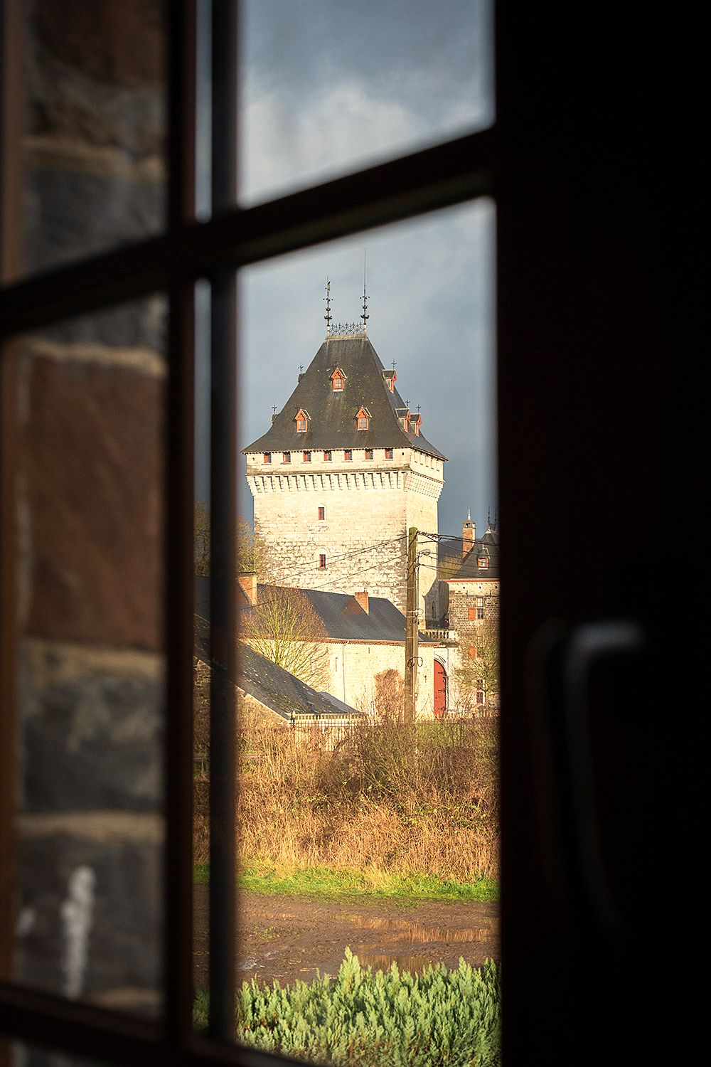 Het kasteel van Jemeppe gezien door het raam, in Hargimont